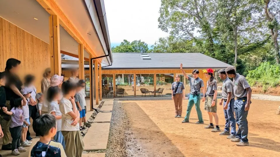クルーと子どもたちが屋外で集まる様子