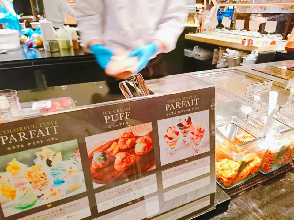 目の前で仕上げるパフェのカウンター