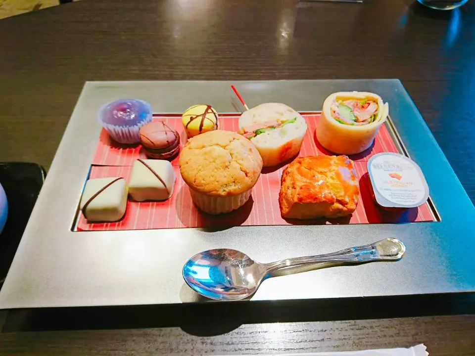 皿に並んだ焼き菓子とデザート