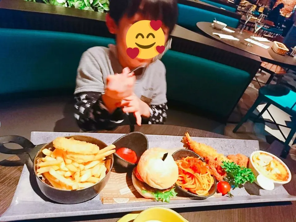 料理を前に座る子ども