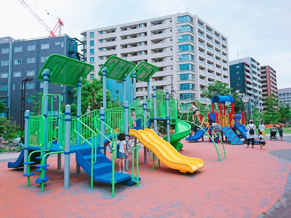 緑や黄色の滑り台がある築地川公園の遊具