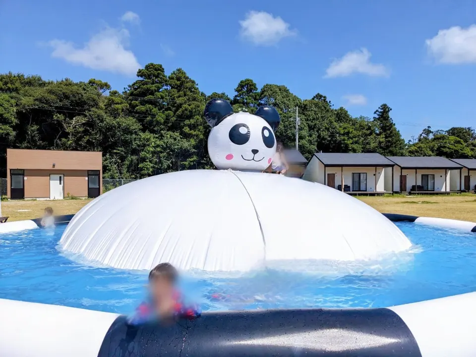 水が流れるパンダ型の大型プール遊具