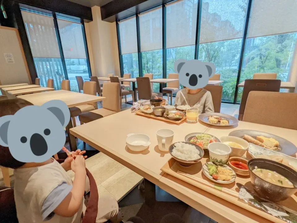 朝食の御膳を囲む親子