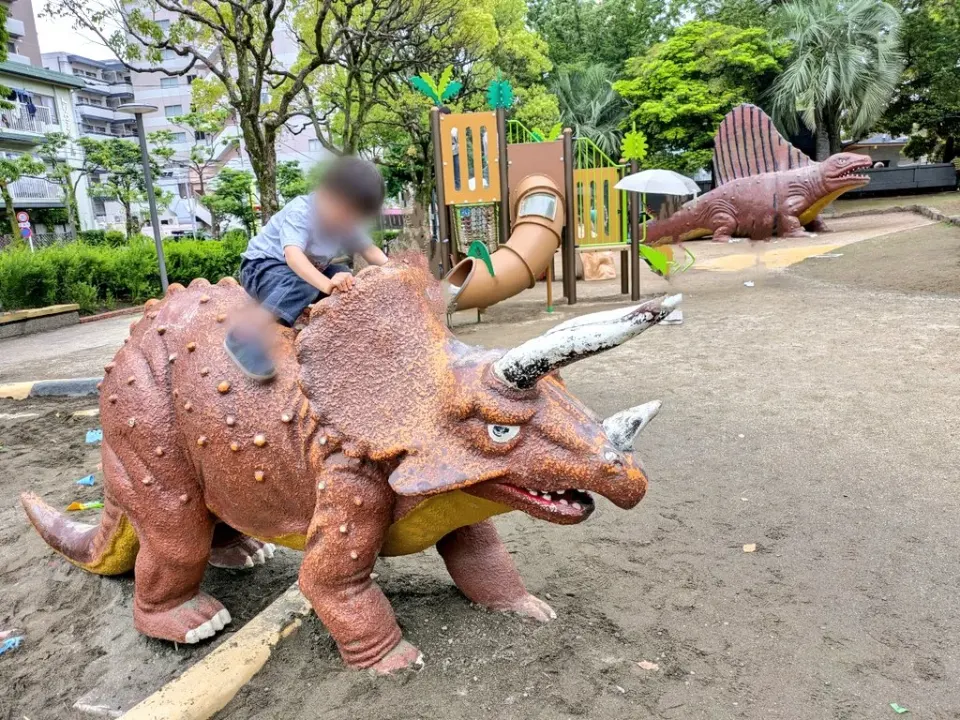 トリケラトプスの背に乗る子どもと新しくなった広場