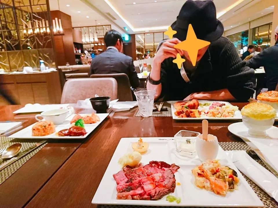 レストランで食事を楽しむ子ども