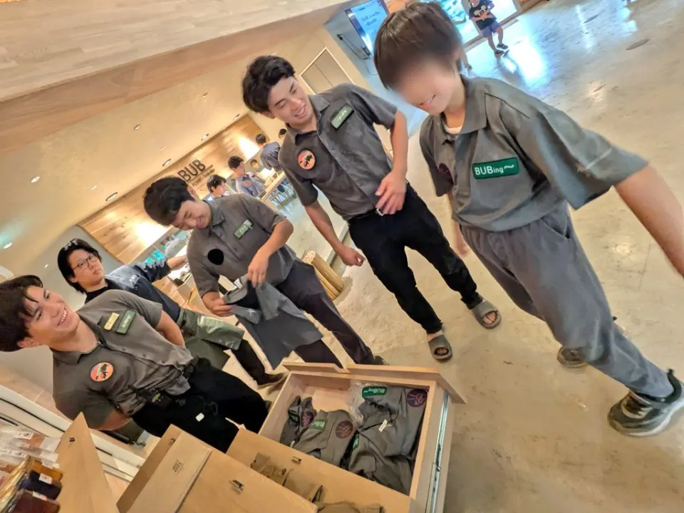 クルーと子どもたちが集まる室内