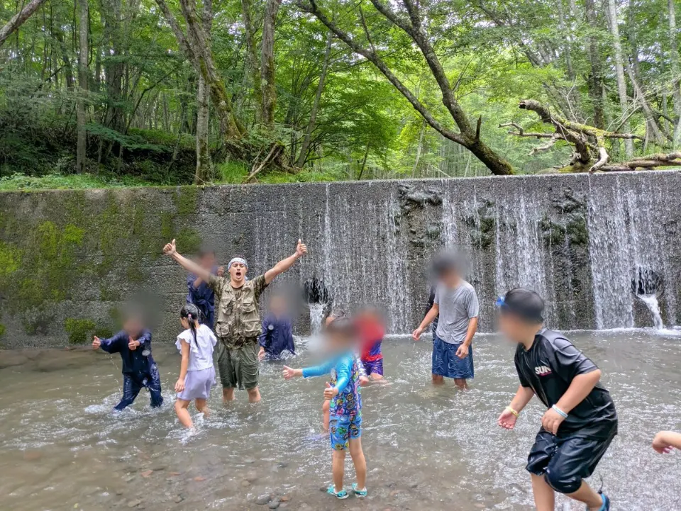 川登りアドベンチャーのアクティビティ。川を登った先に滝があって、親子で滝修行！！（濡れるの嫌いな私は撮影班）