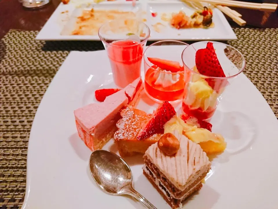 皿に盛り付けたデザート