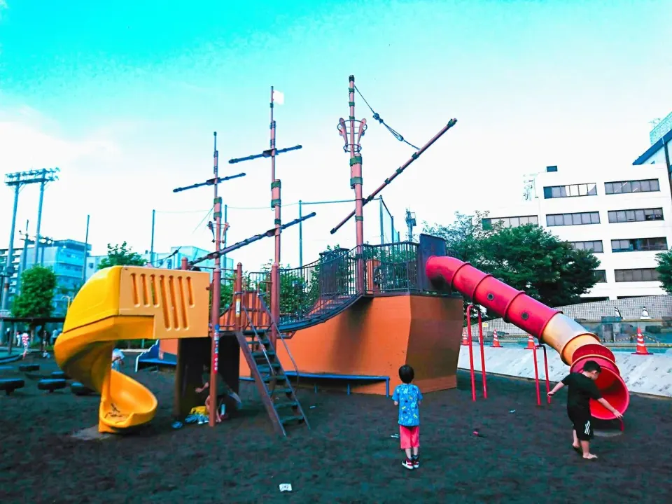 船型遊具から伸びる黄色と赤の滑り台