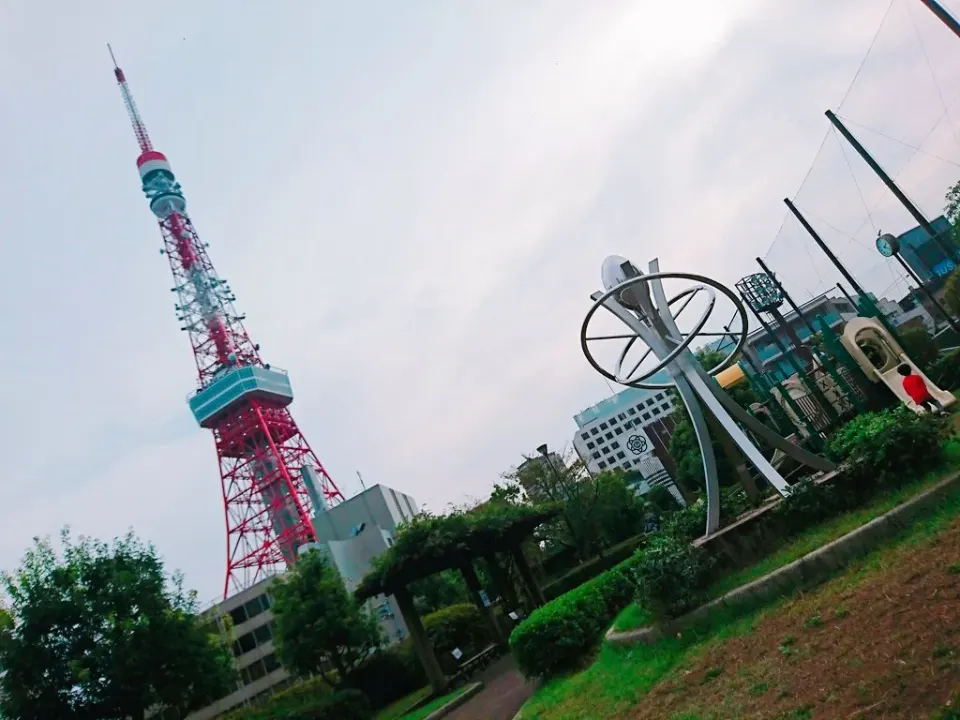 公園の遊具越しに見える東京タワー
