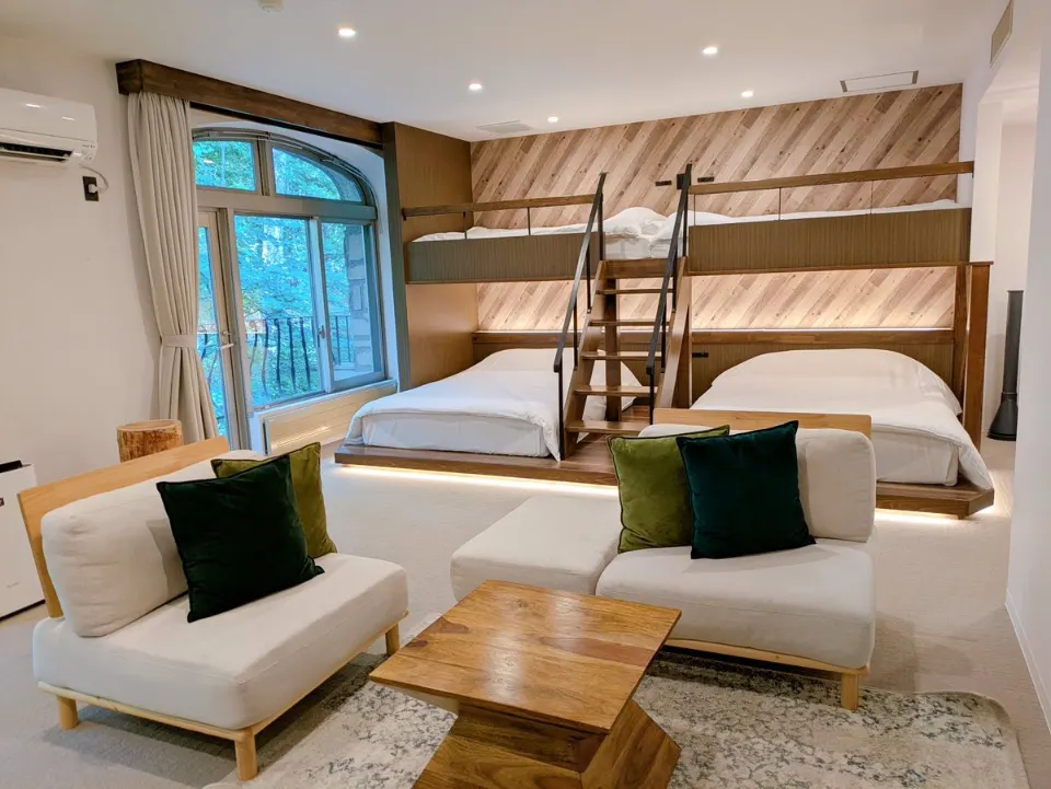 スイートルームは、二段ベッドもあって広くて快適。ただ、部屋にいる時間はほどんどない笑