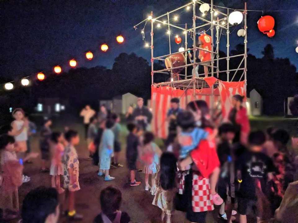 提灯が灯る夜の盆踊りとやぐら