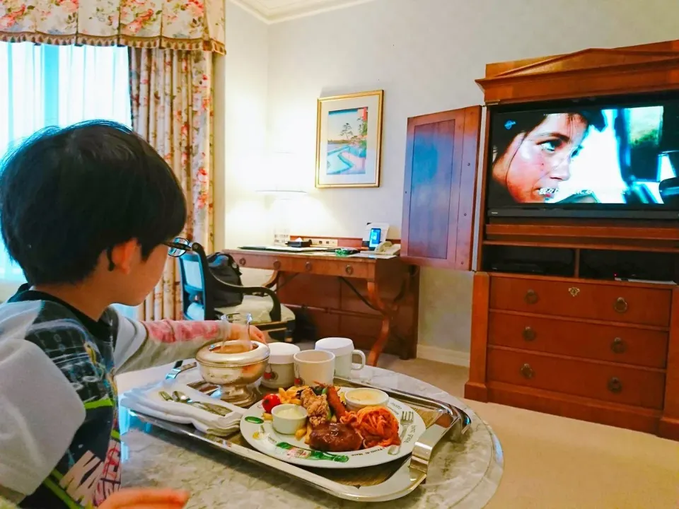 客室で食事をする子ども