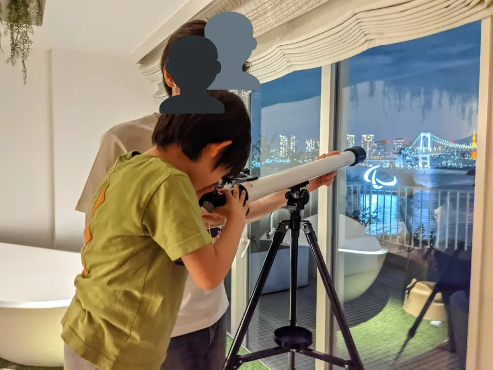 望遠鏡をのぞく子ども