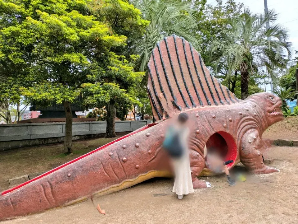長いしっぽが滑り台になった恐竜の全景