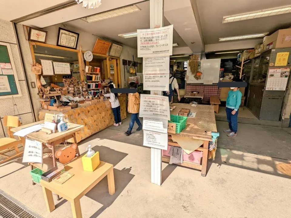 木材や工具が並んだ木工室の作業台