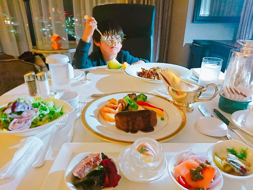 客室のテーブルに並ぶルームサービスの料理