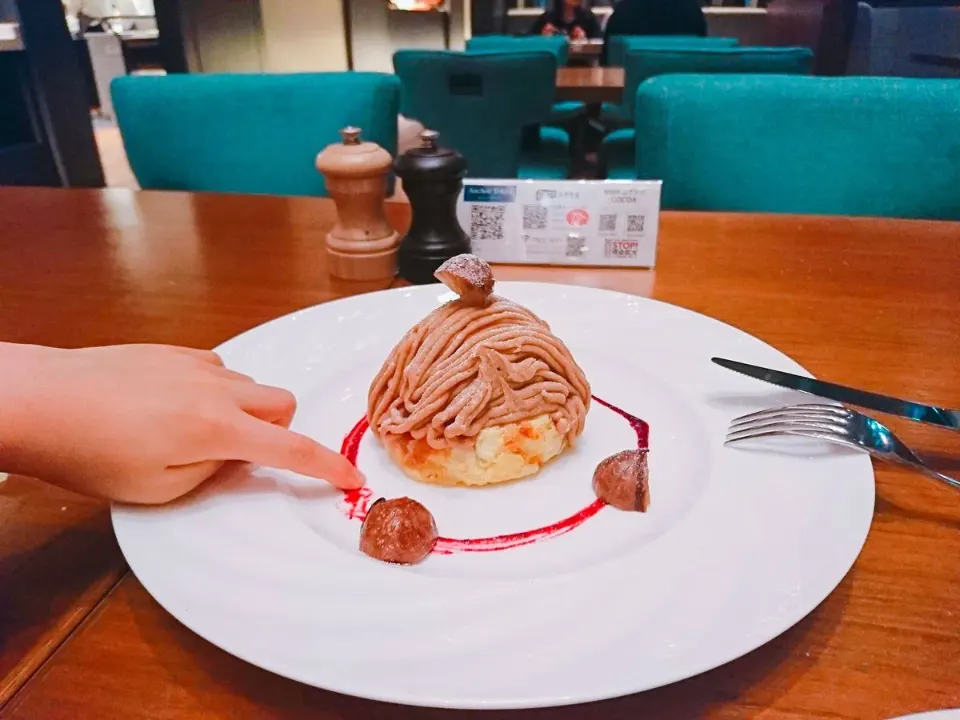 皿に盛り付けたモンブラン