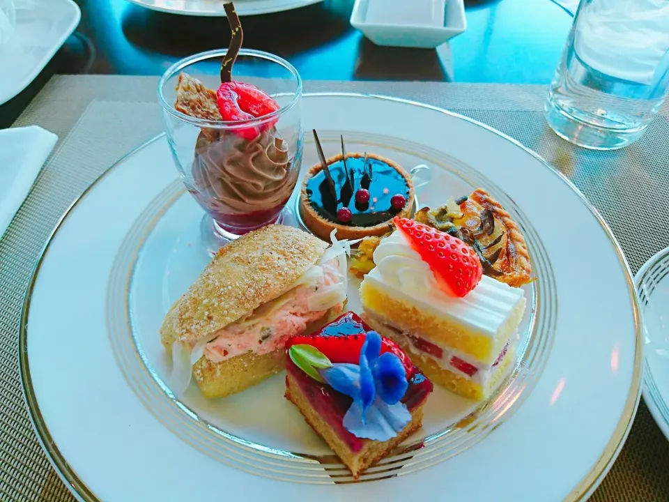 皿に盛り付けたケーキと軽食