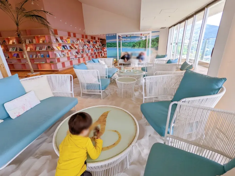 砂浜カフェで遊ぶ幼児