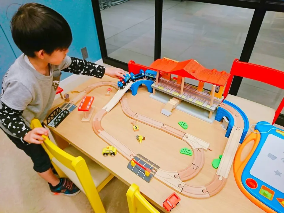おもちゃの線路で遊ぶ子ども