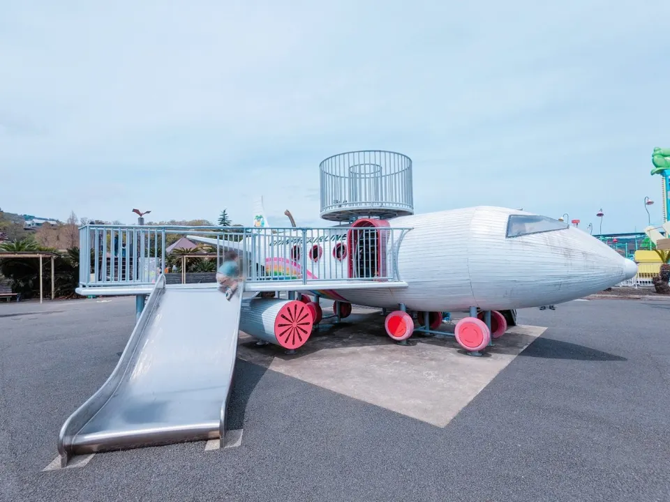 飛行機の形をした遊具