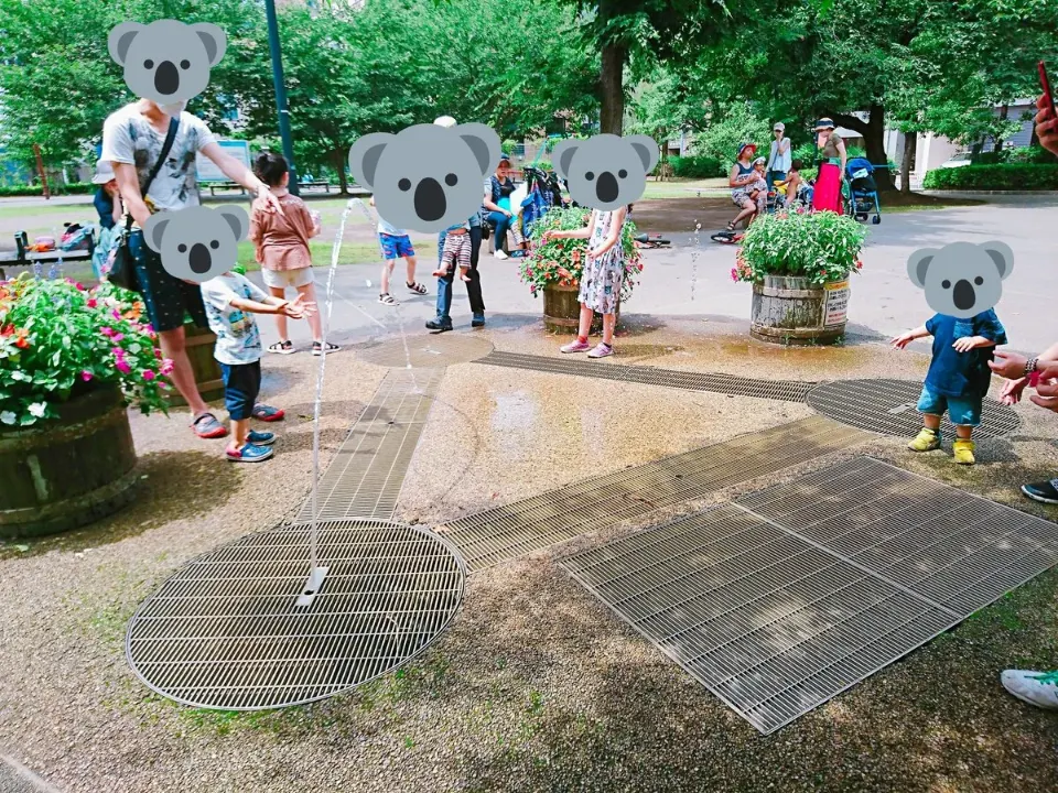 箱崎公園の噴水で遊ぶ子どもたち