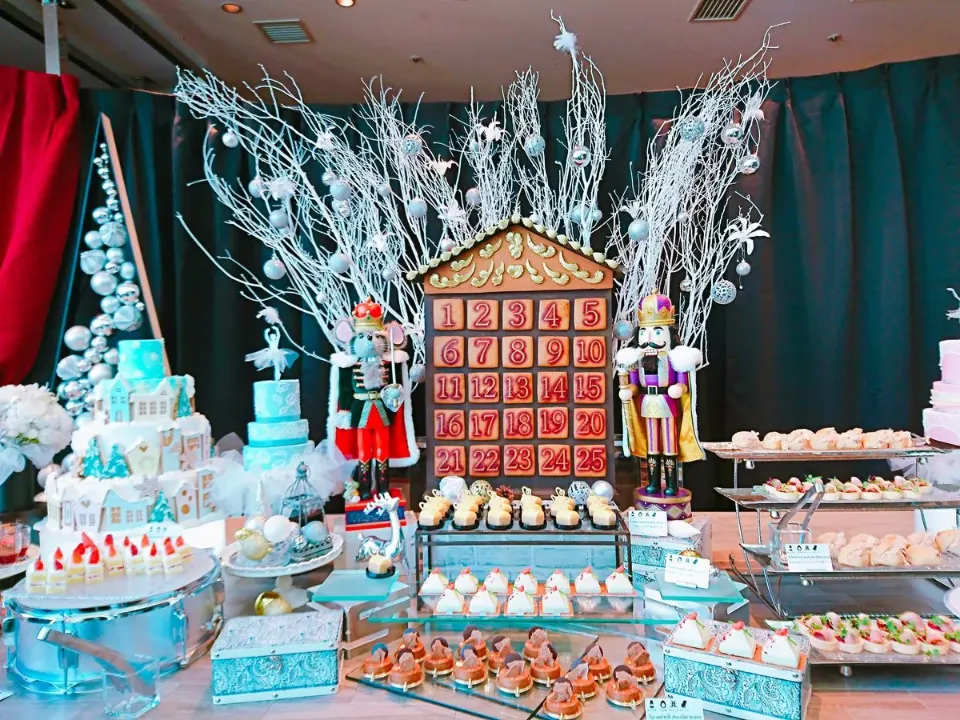 クリスマスの飾り付けとビュッフェのスイーツ