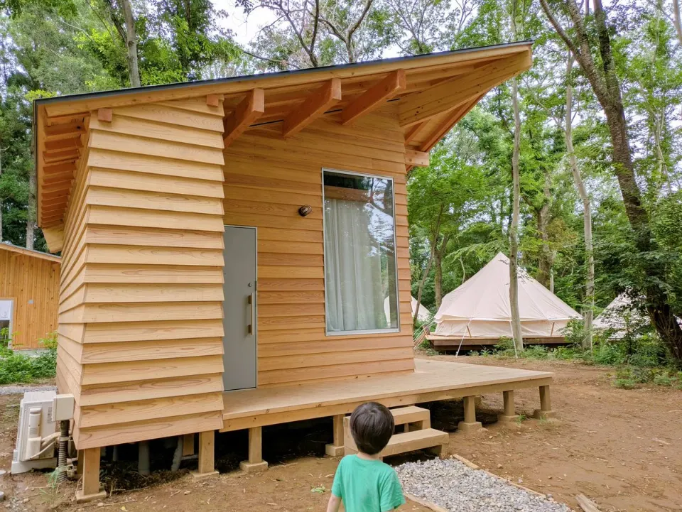 森の中に建つ木の宿泊棟