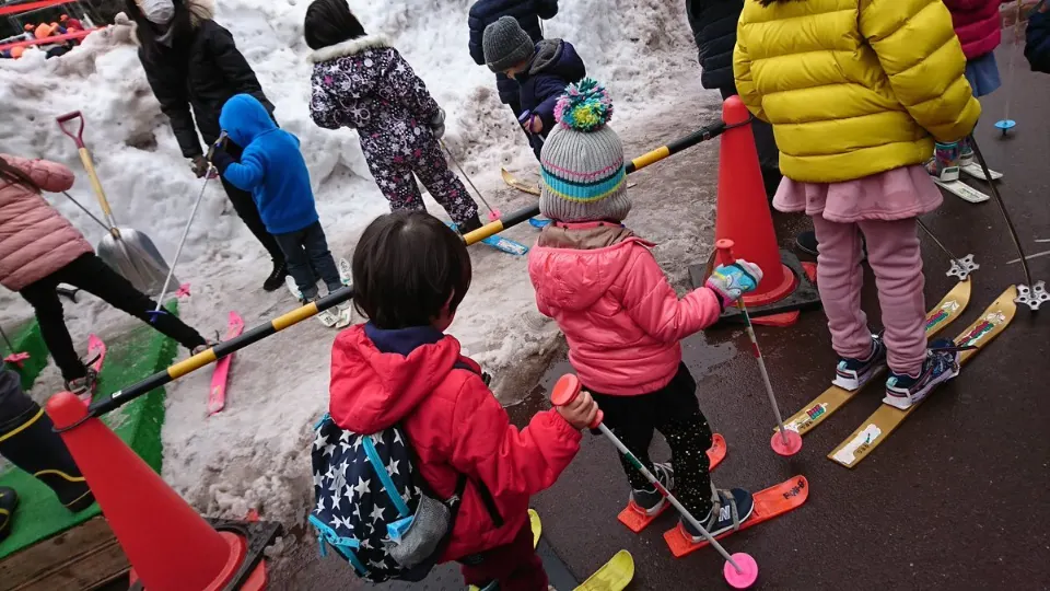 雪まつりでスキーに挑戦する子どもたち