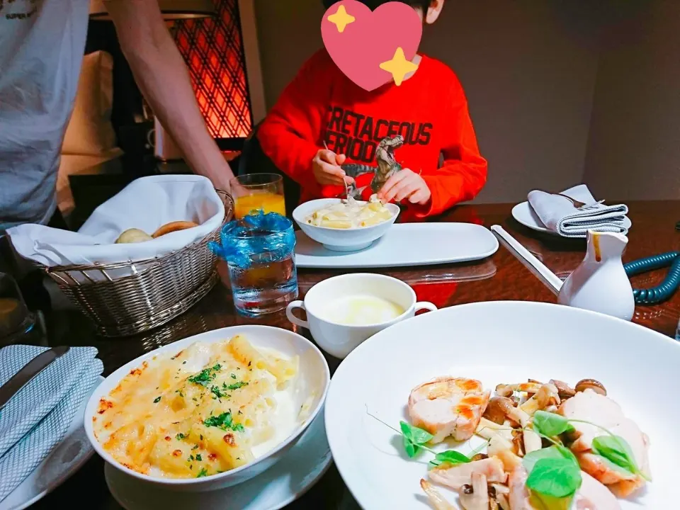 客室でいただくルームサービスの料理