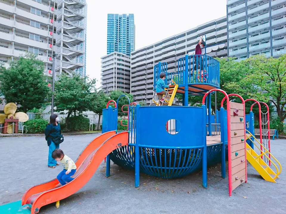 あさなぎ公園の船型遊具から伸びるオレンジ色の滑り台