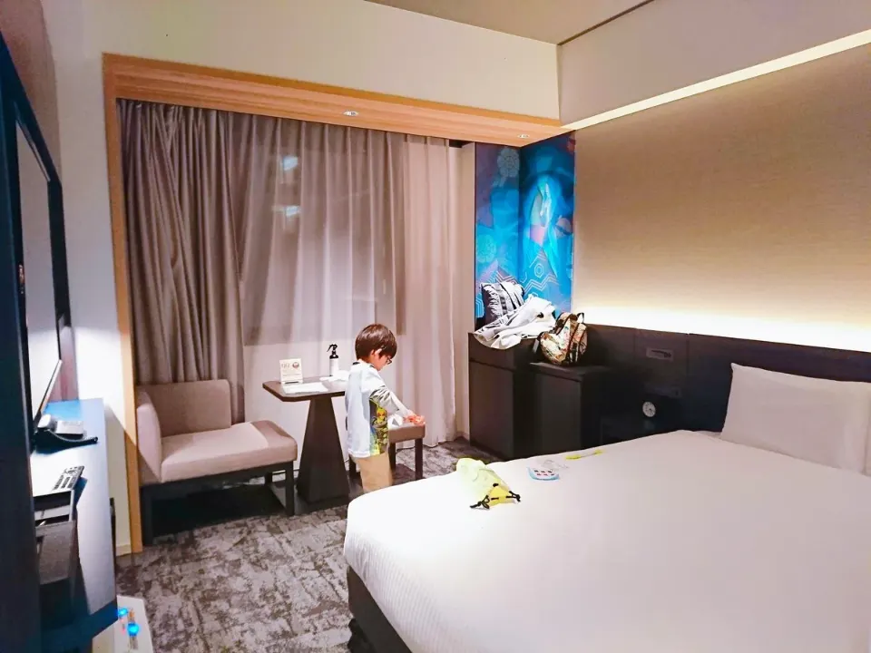 ベッドと窓辺の子ども