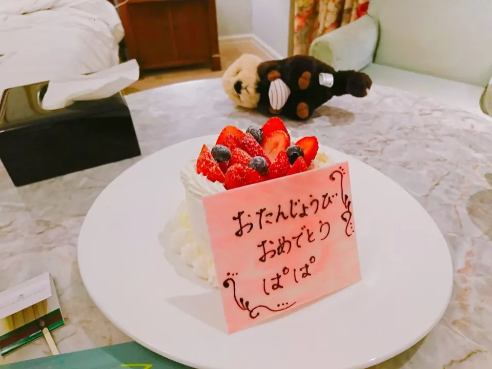 誕生日ケーキとラッコのぬいぐるみ