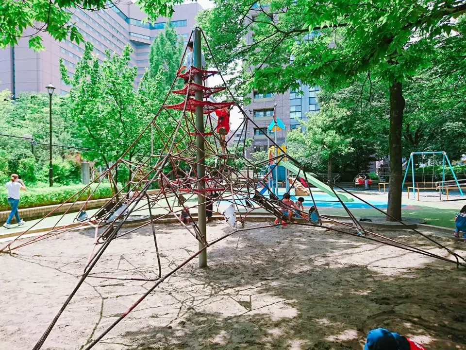 蛎殻町公園のロープ遊具