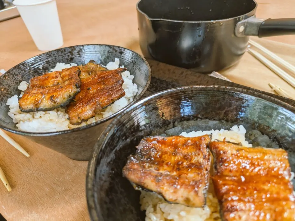 ご飯の上に焼きたての鰻をのせた丼