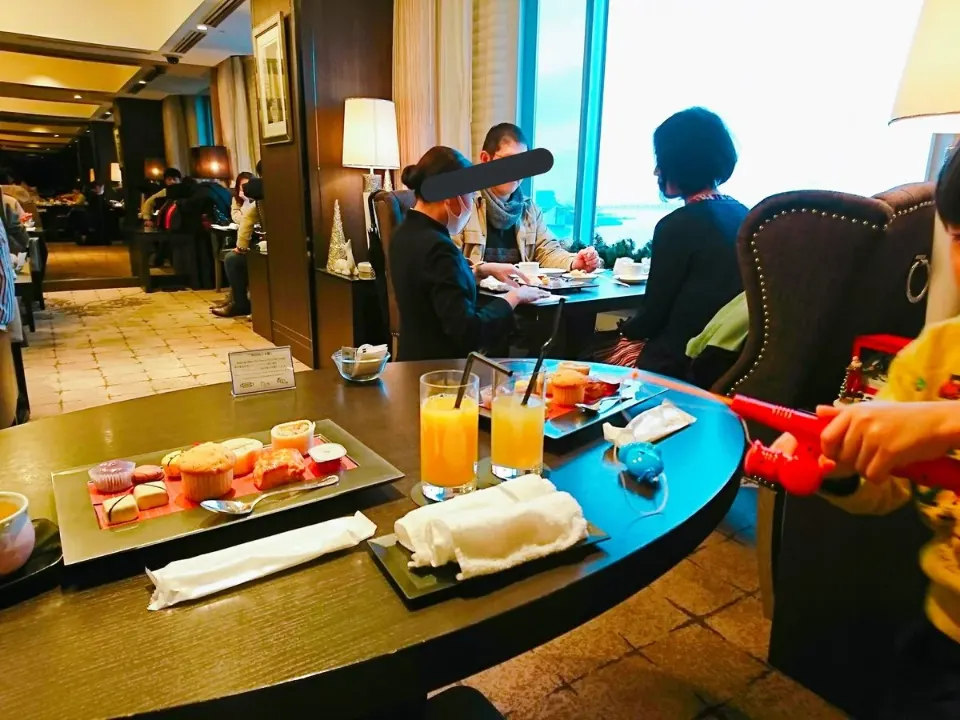 ラウンジで飲み物を楽しむ家族