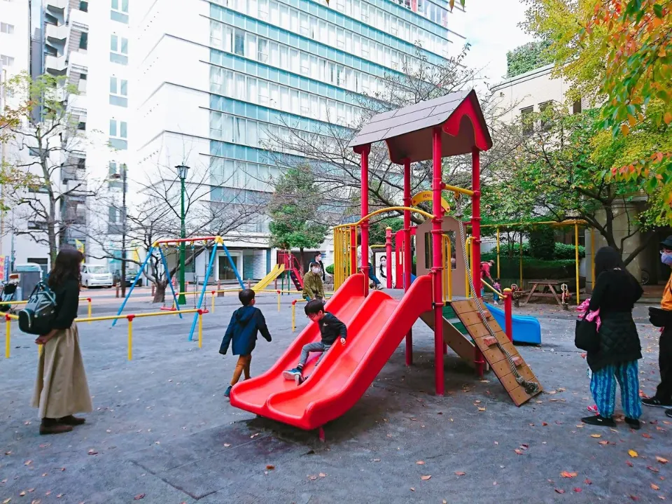 京橋公園の赤いすべり台