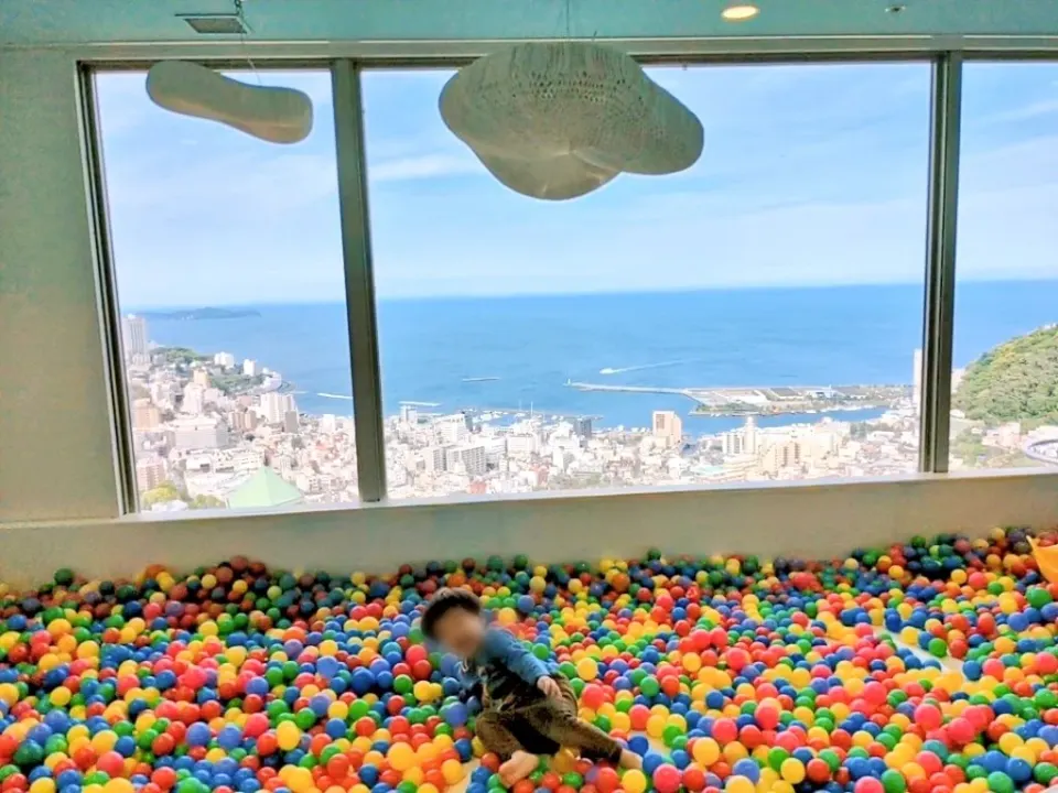 海を望む窓辺のボールプール