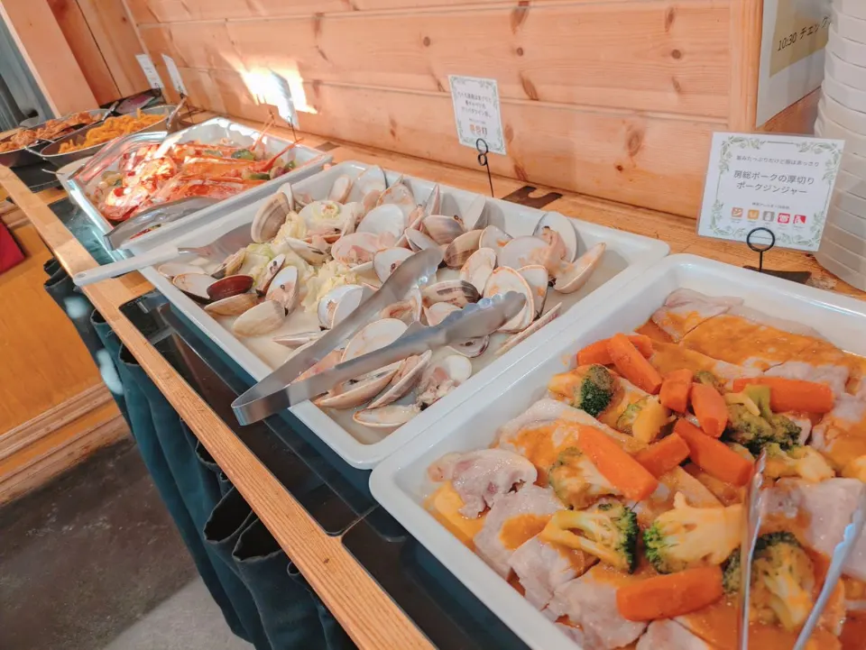 料理が並ぶビュッフェ台