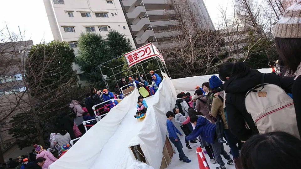 雪まつり会場に設けられた雪の滑走コース