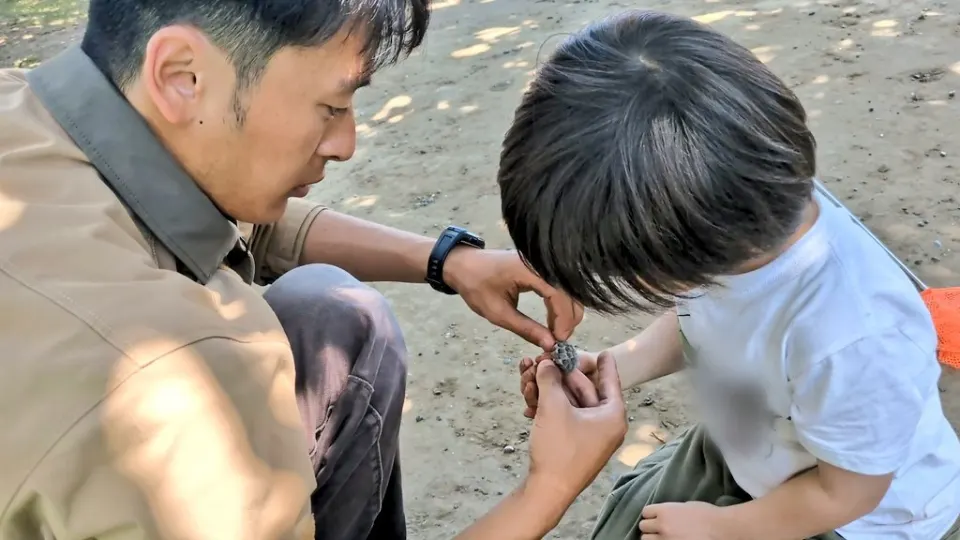 クルーと一緒に手元を観察する子ども