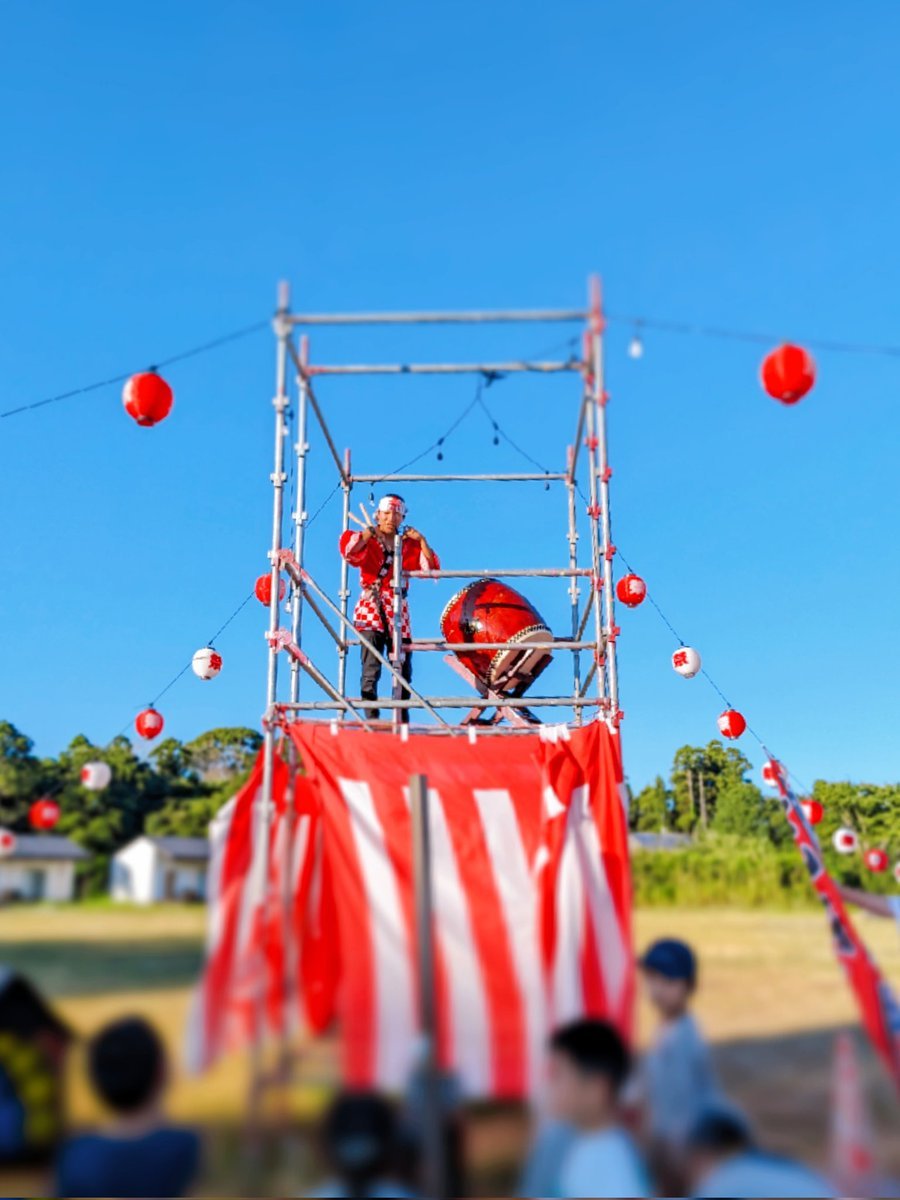 青空の下に設けられた夏祭りのやぐら