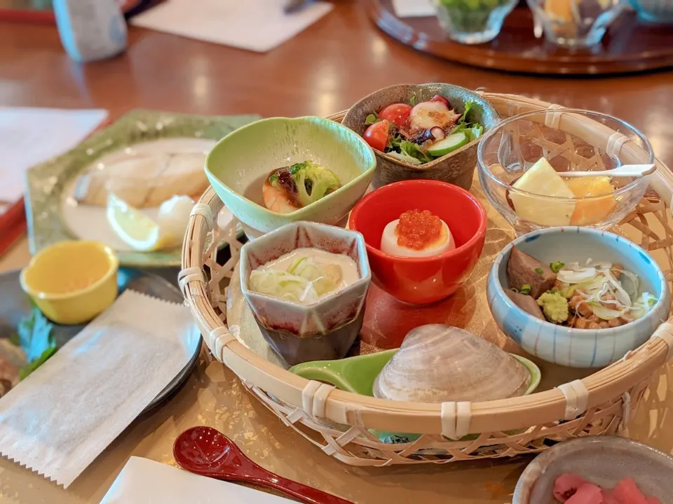 小鉢が並ぶ和朝食の膳