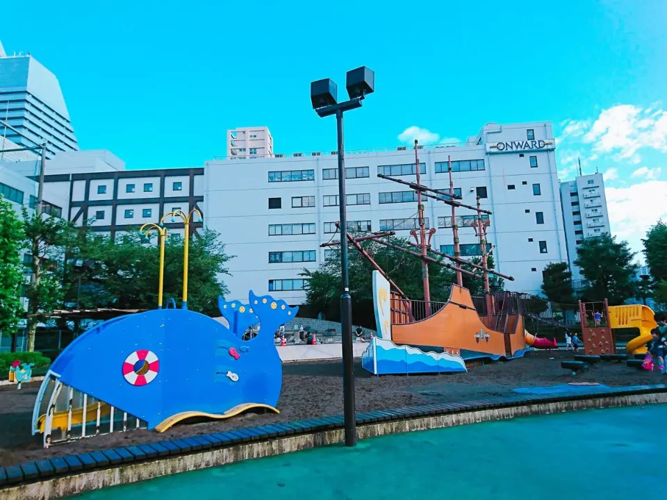 青いくじらの滑り台と奥の船型遊具