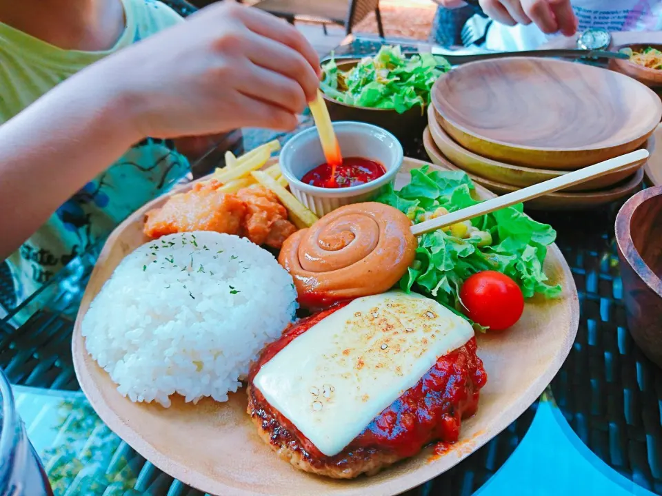 ハンバーグやパンが盛られたキッズプレート