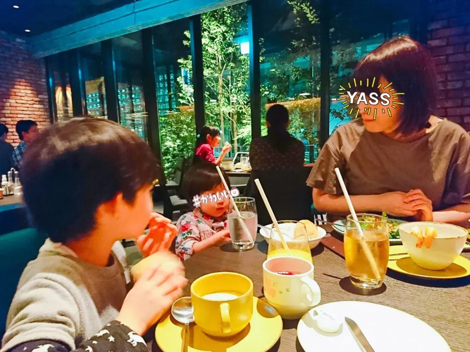 レストランで食事をする親子