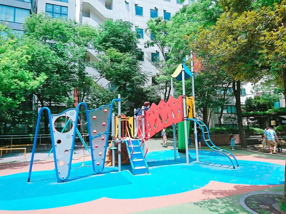 蛎殻町公園の滑り台付き遊具