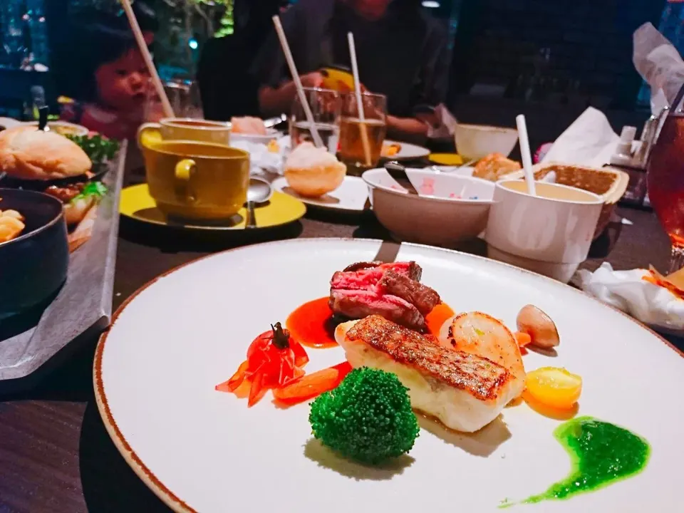 皿に盛り付けた肉料理