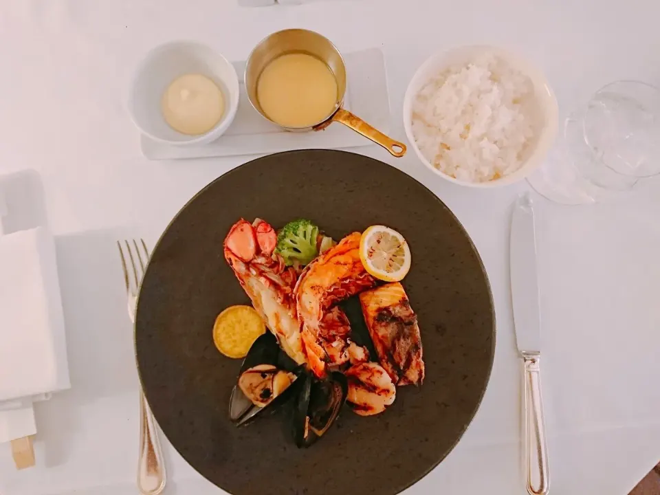 客室でいただいた魚介料理のセット